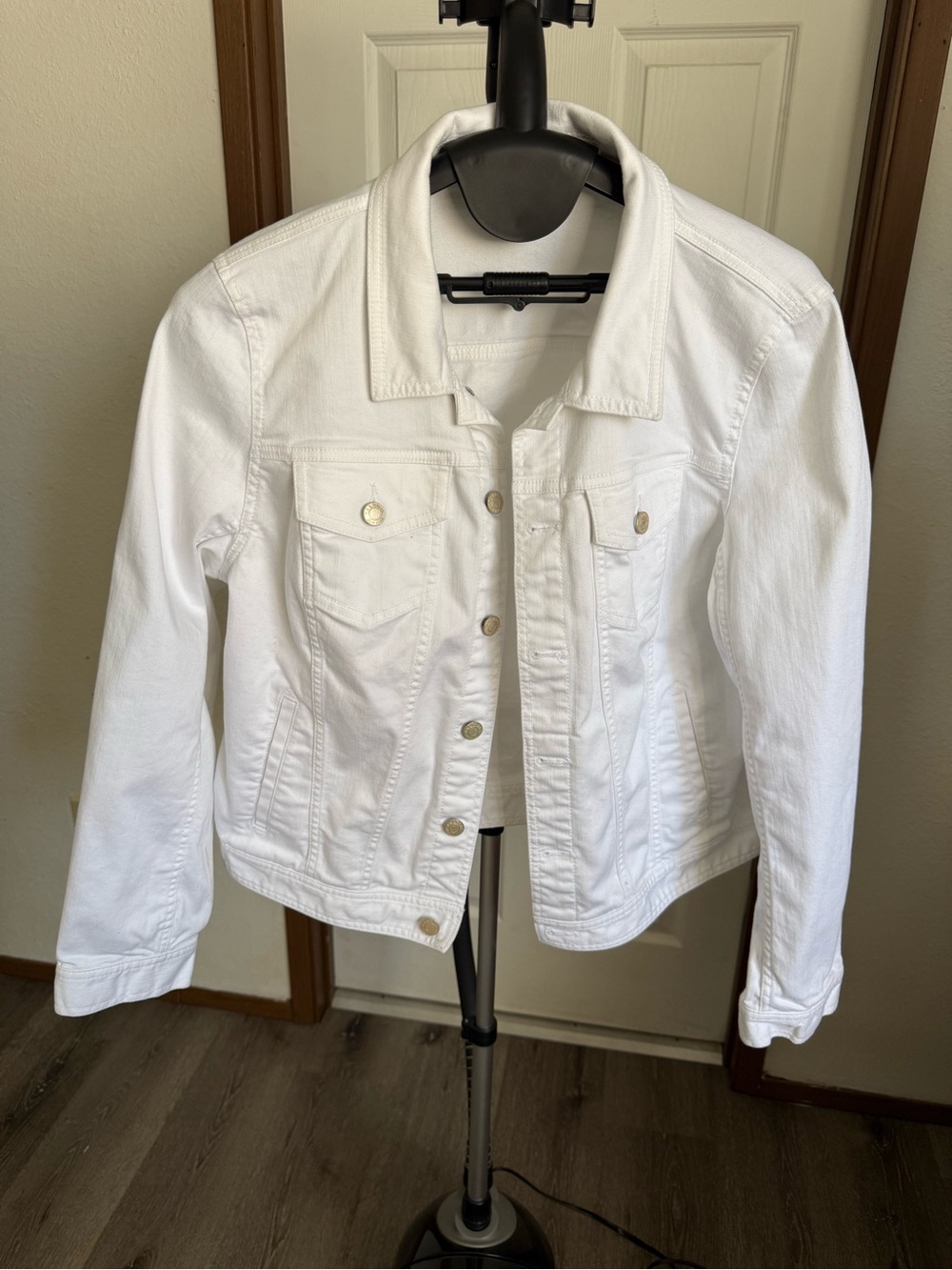 Talbots White Denim Jacket Women’s Size M Stretch Classic Trucker Jean Jacket - Picture 2 of 10